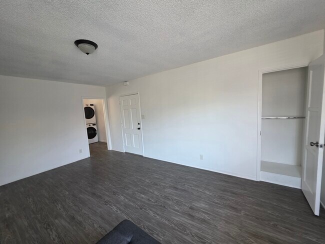 Building Photo - 1349 W 35th Pl