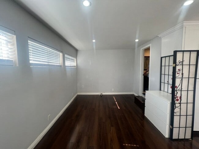 Building Photo - Charming Winnetka Studio (ADU)! Laundry In Unit!