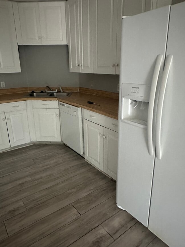 Kitchen #2 - 274 King Henry Rd