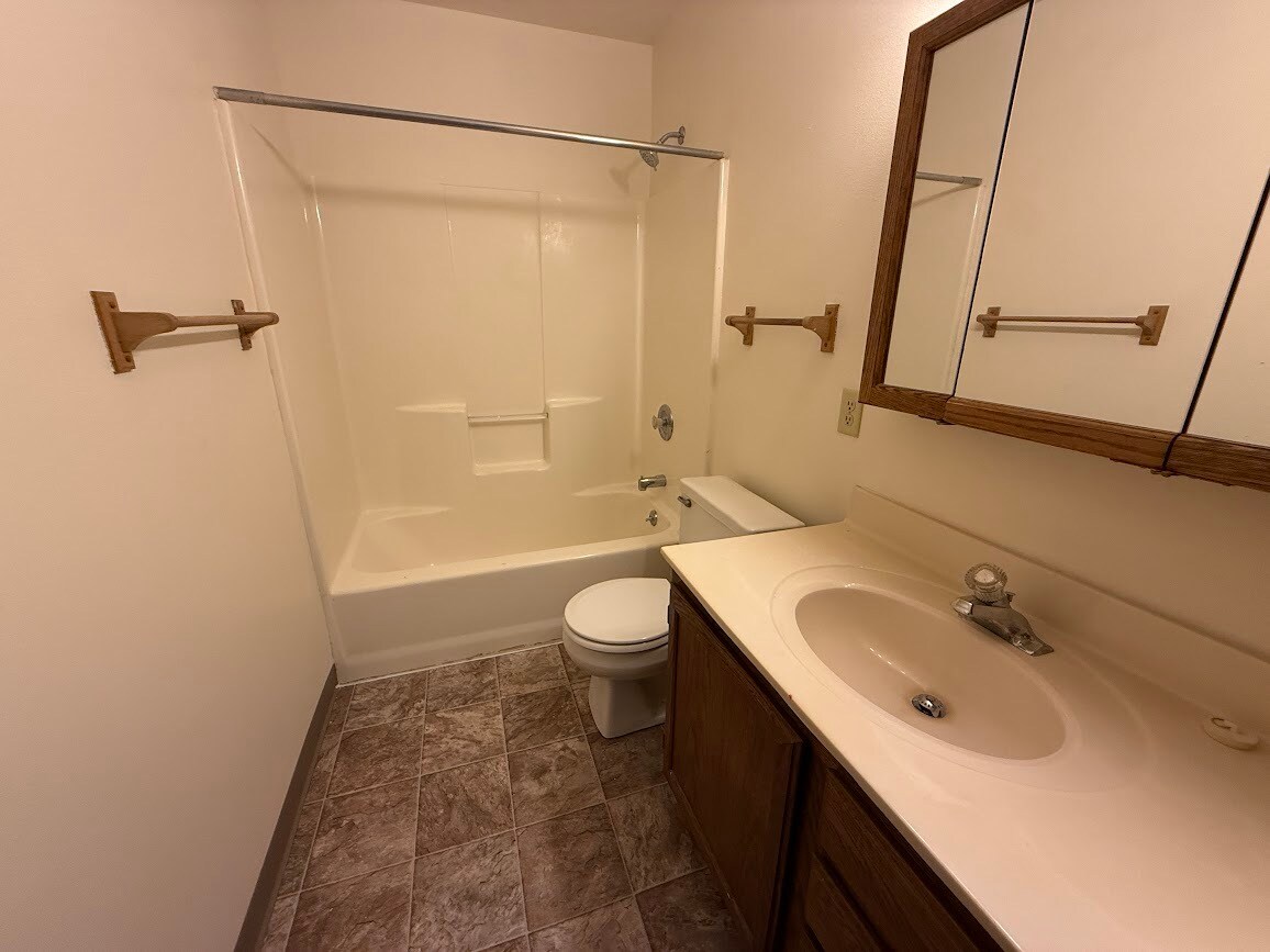 Building Photo - 1627 Rustic Dr