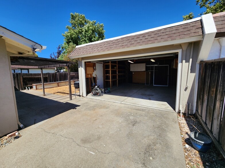 2 car garage with opener - 1931 De Vaca Way