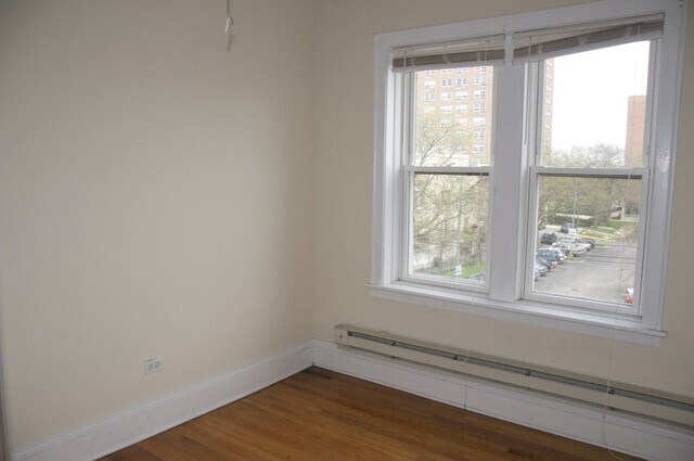 Building Photo - 3917 N Southport Ave