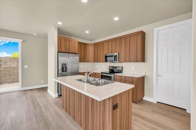 Building Photo - 850 E 600 S