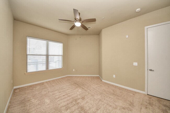 Building Photo - 5455 Richmond Ave.