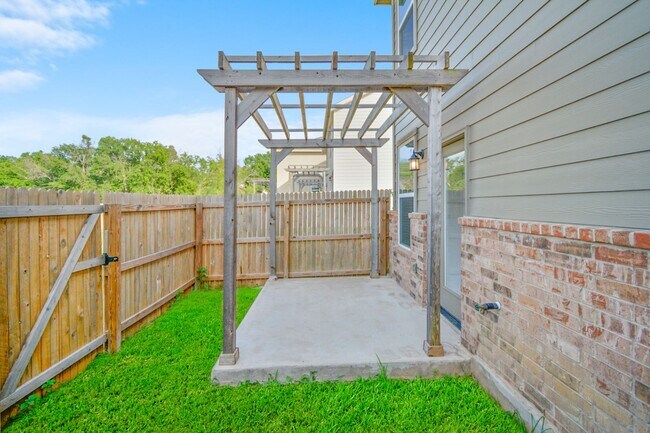 Building Photo - **2 Weeks Free!** Beautiful 3 Bedroom Duplex in New Braunfels – Modern Finishes & Great Layout!