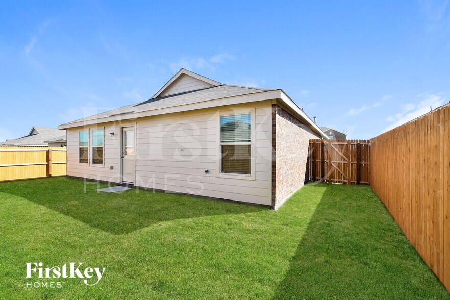 Building Photo - 1061 Crestview Dr