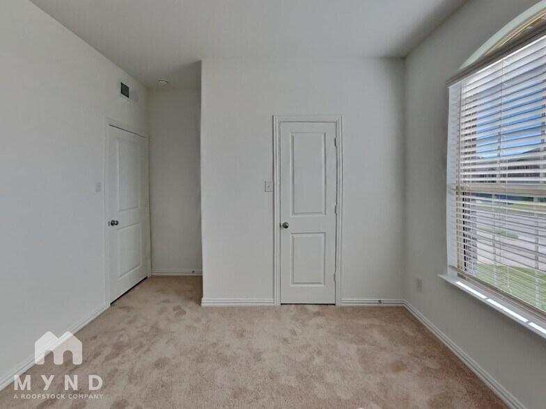 Building Photo - 1301 Rousseau Dr