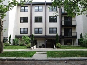 Building Photo - 1711 W Jarvis Ave