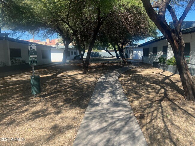 Building Photo - 1518 W Colter St