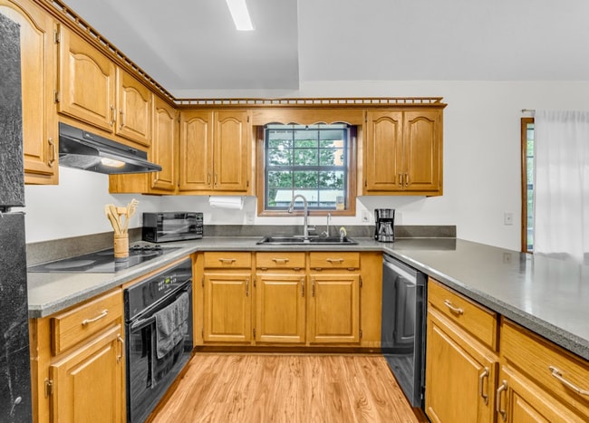 Building Photo - Fully furnished 3 bedroom, 2 bath home!