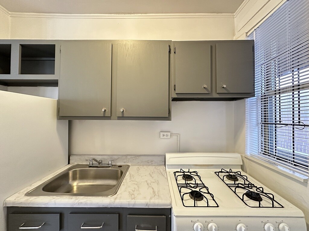 Building Photo - 631 W Barry Ave