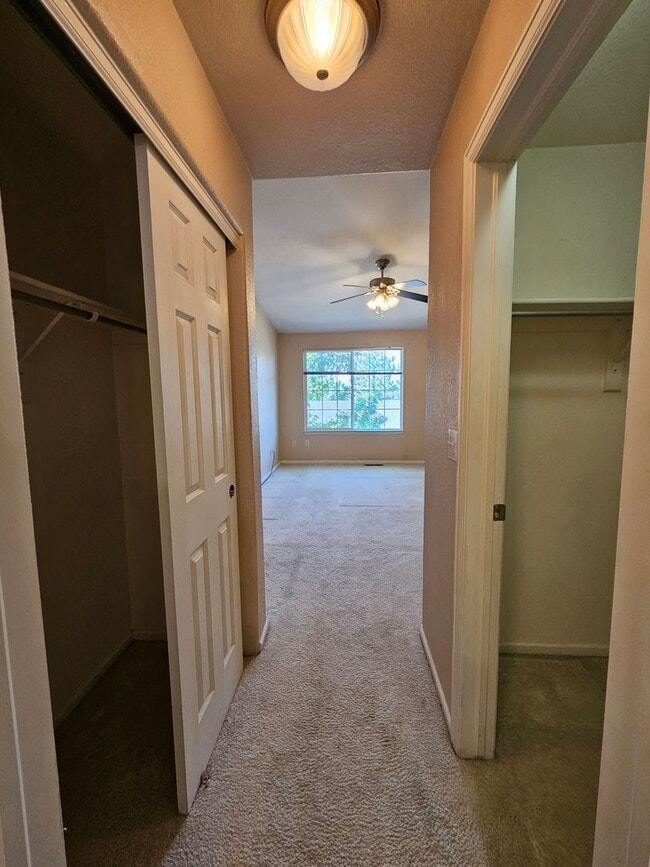 Building Photo - Beautiful Townhome - Great Location - Gara...