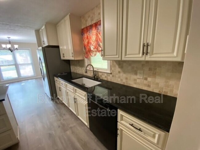 Building Photo - 220 Saddlebrook Trail