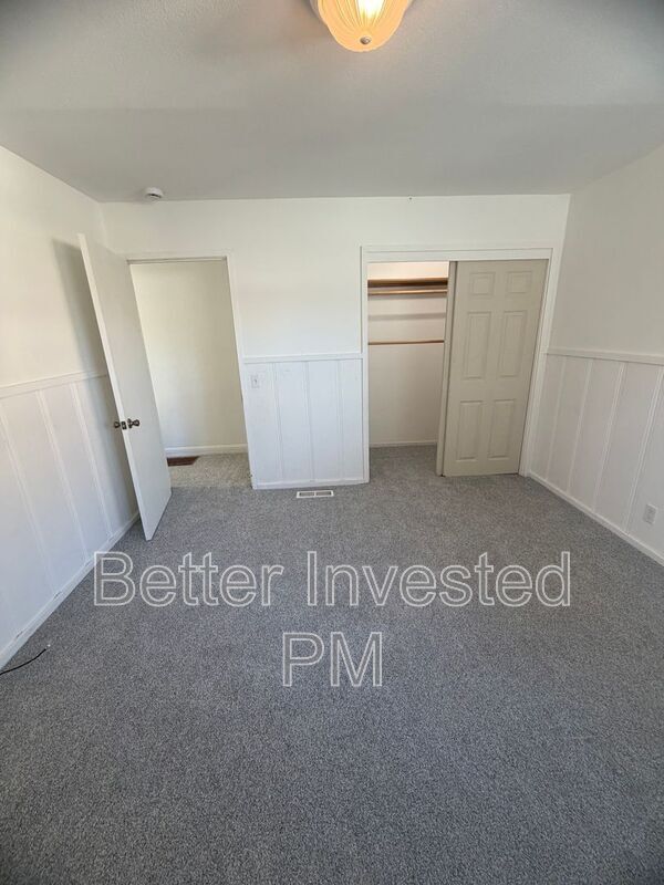 Building Photo - 559 N Oak St