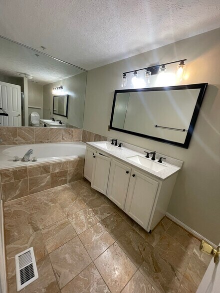 Building Photo - 2606 Windy Oak Ct