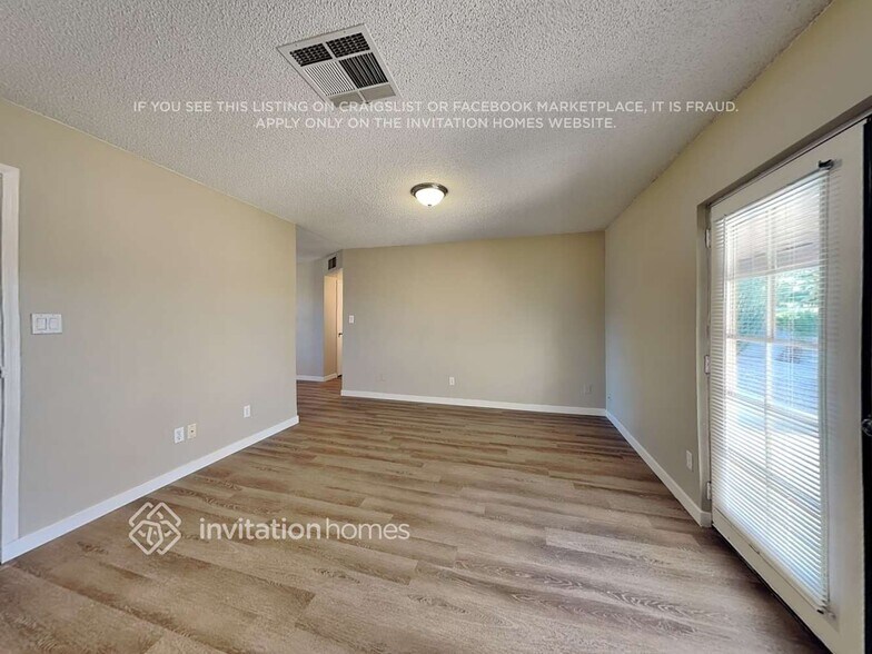 Building Photo - 687 E Del Rio St