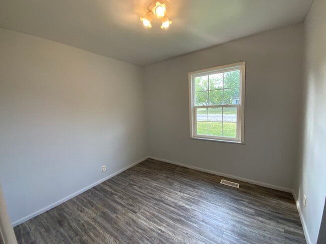 Building Photo - 807 Knollcrest Dr