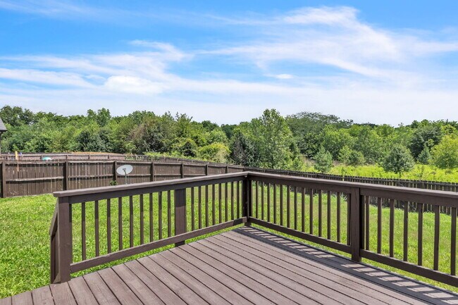 Building Photo - 3 bedroom home with fenced in backyard clo...