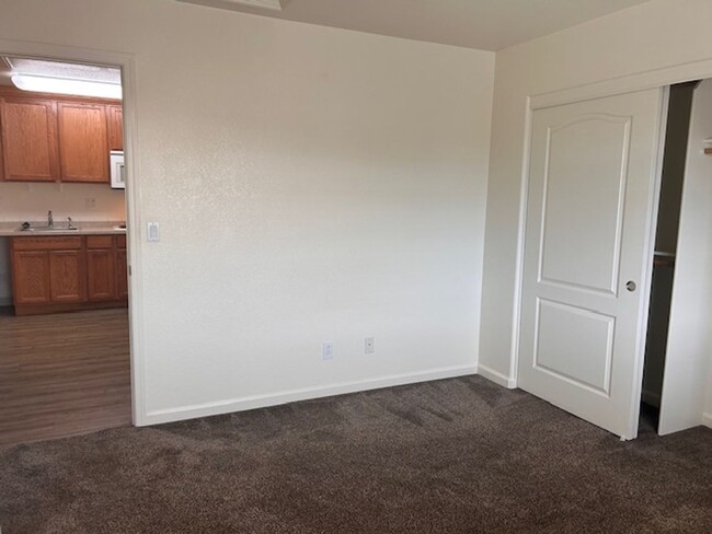 Building Photo - 1 Bedroom ~ 1 Bath ~ Refrigerator Washer &...