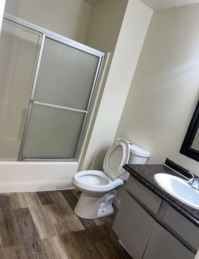 Building Photo - MOVE IN SPECIAL $599 On Approved Credit! S...