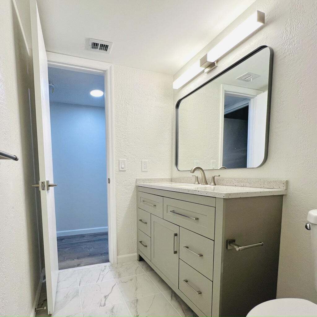 Building Photo - 500 Egret Cir