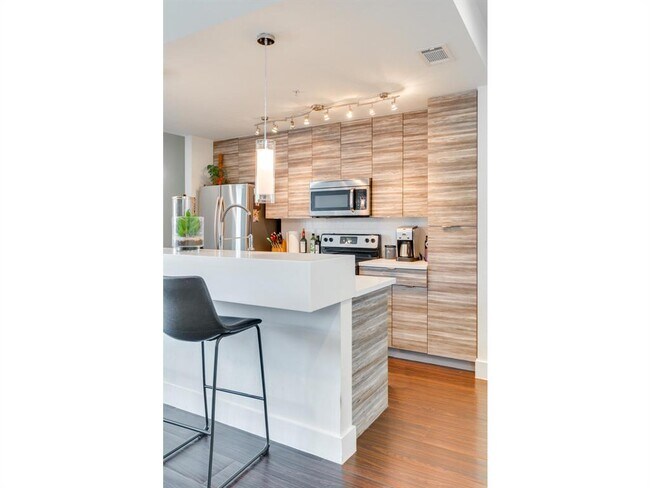 Building Photo - 604 N Bluff Dr