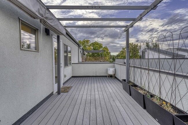 Building Photo - Newer Townhome next to Sloan's!