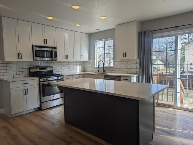 Building Photo - Updated 4 bedroom in West Longmont!