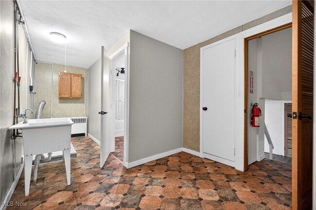 Building Photo - 3863 Wiltshire Rd