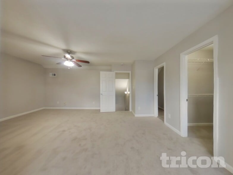 Building Photo - 5021 Meadow Trce