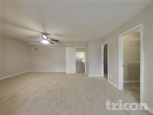 Building Photo - 5021 Meadow Trce