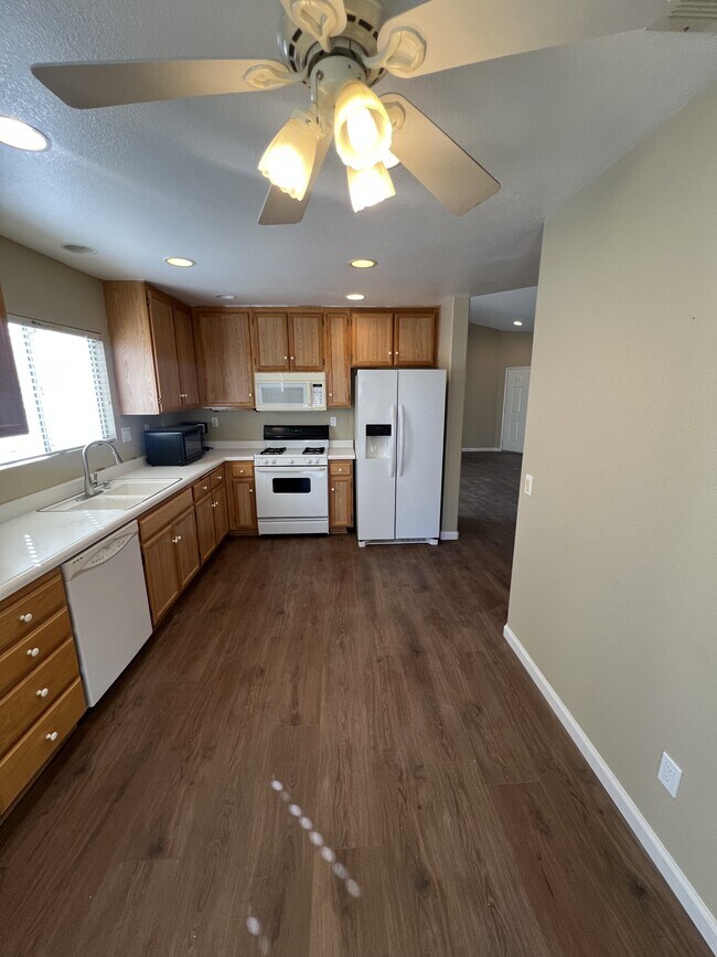 Building Photo - 40656 Corte Albara