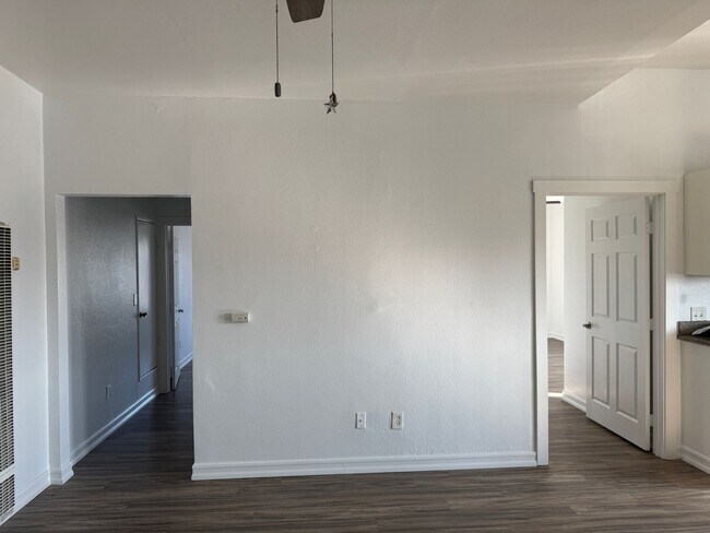 Building Photo - 939 University Ave