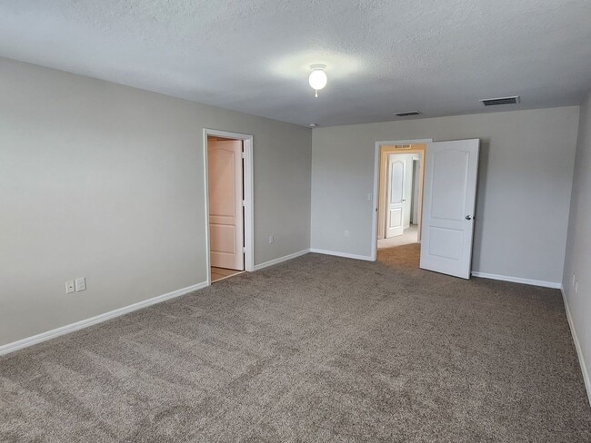 Building Photo - Lake Front House 4 Bedroom 3 Bathroom