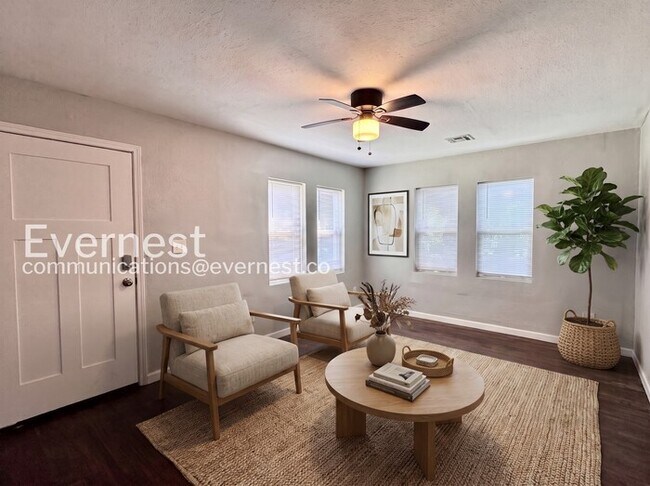 Building Photo - 2 Bed/1 Bath Townhome with Off-Street Parking / Pet-Friendly / Available Now!