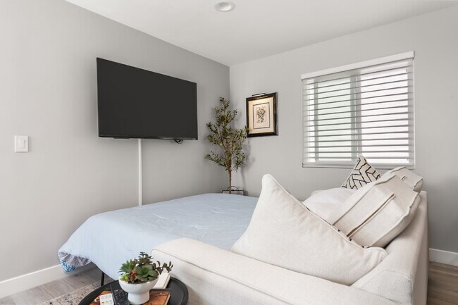Building Photo - Furnished or Unfurnished Turn Key Updated Home in the Heart of the Peninsula