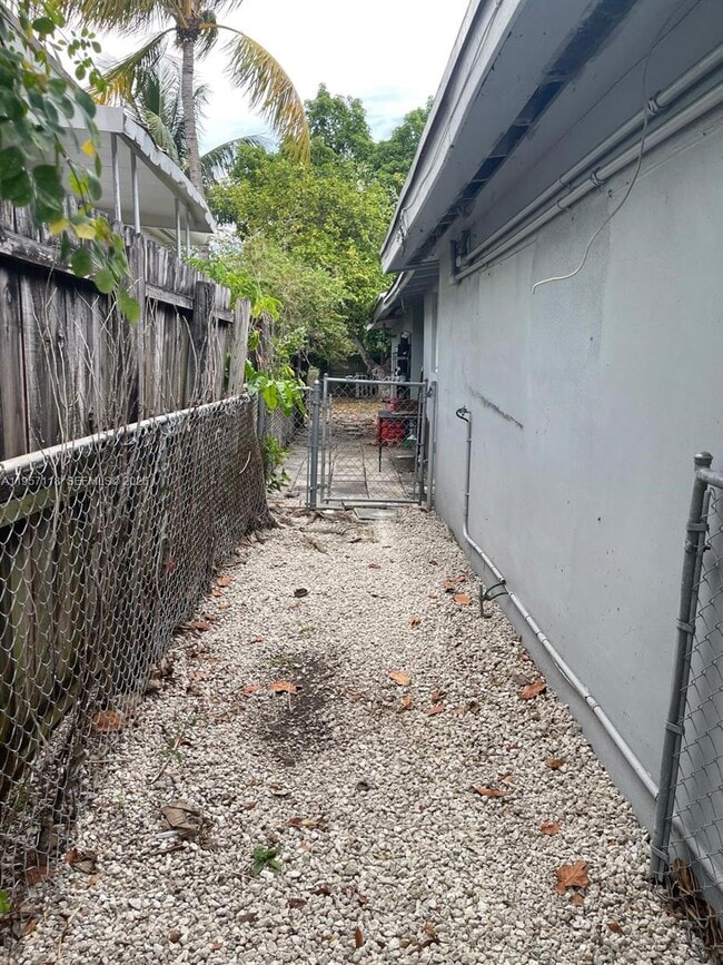 Building Photo - 1155 NE 113th St