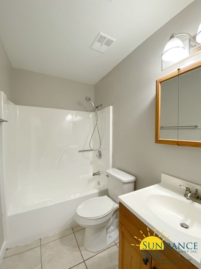 Building Photo - Great 2 Bedroom First Floor Unit