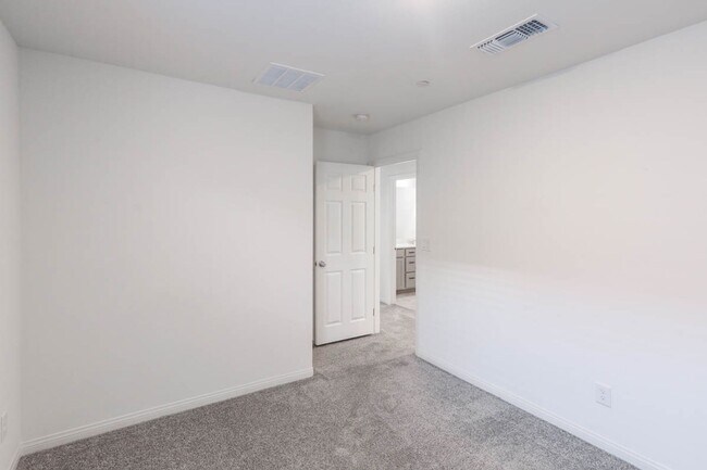 Building Photo - INSPIRADA BEAUTY WITH BED AND FULL BATH ON 1ST FLOOR