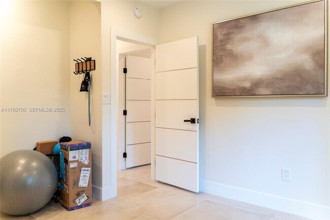 Building Photo - 281 NE 48th Terrace