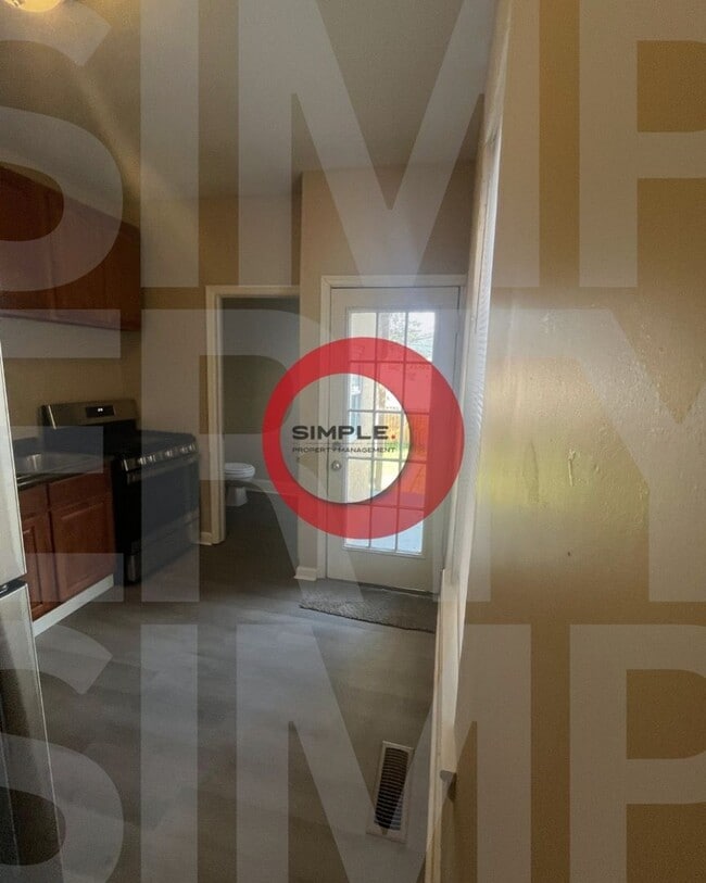 Building Photo - Great space & Location!