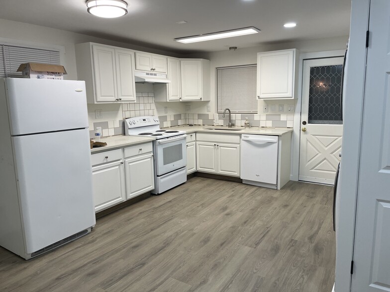 Building Photo - 9535 Ashworth Ave N