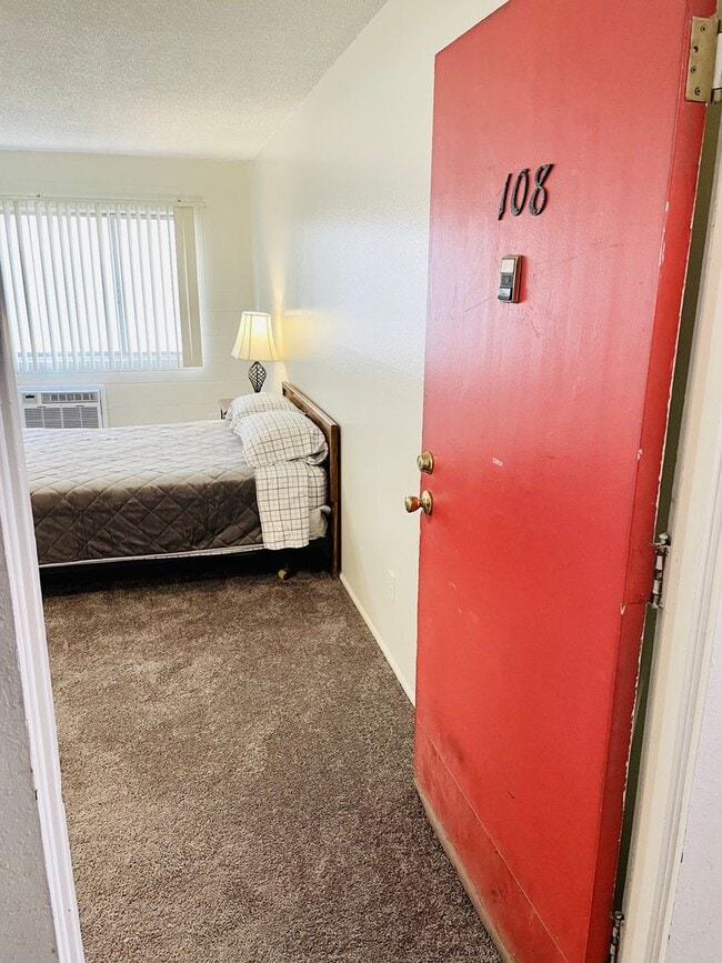 Building Photo - Studio Apartment on Las Vegas Strip - Close to all of the Excitement & More!!
