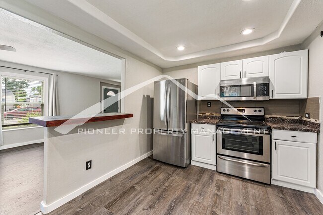 Building Photo - Charming single family home with fully fenced yard