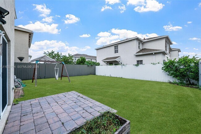 Building Photo - 525 NE 6th Pl