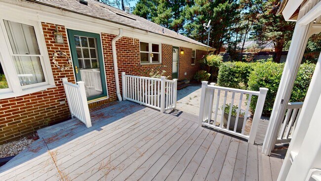Building Photo - Charming 3 Bedroom Brick Ranch with Refurbished Original Woodwork