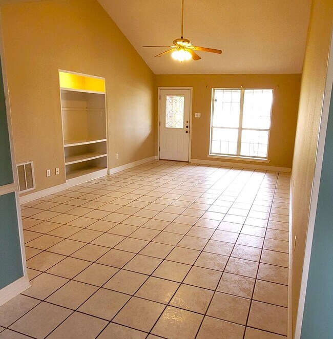 Building Photo - SUPER SPACIOUS 2 Bedroom, 2 Bathroom duple...