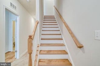Building Photo - 612 Totten Pl NE