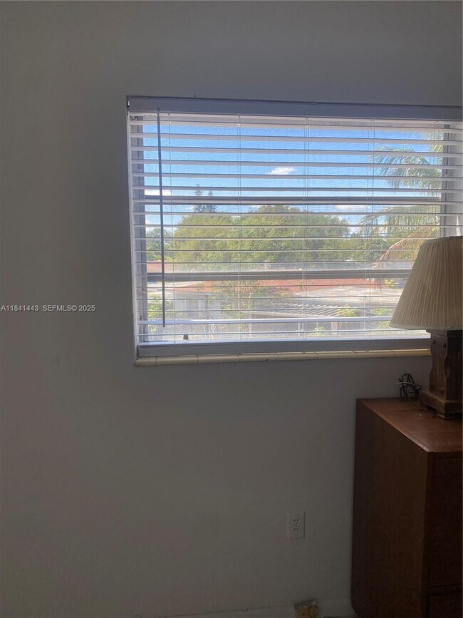 Building Photo - 15600 NE 6th Ave