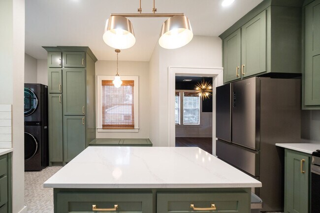 Building Photo - Charming home, great condition!